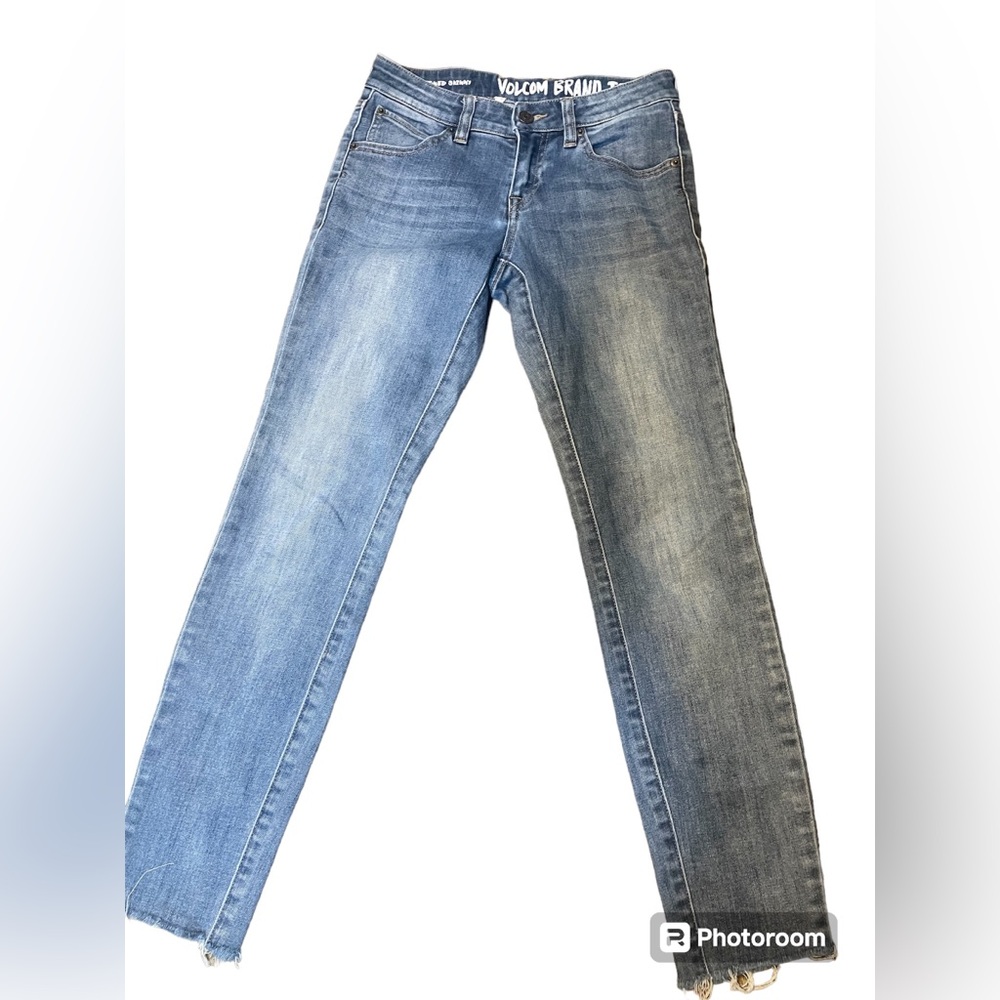 Volcom Super Stoned Skinny Jeans.EUC waist is 24  size 0. 8” rise, 28” inseam.